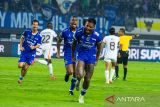 Dua pesepak bola Persib Bandung Uilliam Barros (kiri) dan Ramon De Andrade Souza (kanan) berselebrasi usai mencetak gol ke gawang Borneo FC saat pertandingan lanjutan BRI Super League di Stadion Gelora Bandung Lautan Api (GBLA), Bandung, Jawa Barat, Jumat (5/12/2025). Persib Bandung berhasil menang atas tamunya dengan skor akhir 3-1. ANTARA FOTO/Novrian Arbi/agr