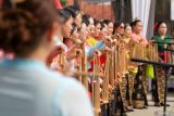 Ibu ibu yang tergabung dalam Wanita Hindu Dharma Indonesia memainkan alat musik angklung pada Jayandaru Sunrise Jazz Festival 2025 di Monumen Jayandaru  Alun-Alun Sidoarjo, Jawa Timur, Minggu (7/12/2025). Festival yang menghadirkan perpaduan musik jazz, seni pertunjukan, dan kolaborasi komunitas local tersebut bertujuan untuk melestarikan kearifan lokal sekaligus mendorong pertumbuhan ekonomi kreatif serta merangkul seniman serta budayawan setempat. Antara Jatim/Umarul Faruq