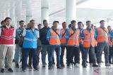 Sebanyak 24 relawan kelistrikan yang ditugaskan PT PLN Unit Induk Distribusi Kalimantan Selatan dan Kalimantan Tengah berangkat ke Aceh untuk memulihkan sistem kelistrikan setelah dilanda banjir bandang beberapa waktu lalu. Pengiriman puluhan tenaga teknis itu menegaskan komitmen PLN hadir di garis depan ketika masyarakat membutuhkan layanan kelistrikan yang andal.

