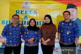 Kepala Bagian Persidangan dan Perundang-undangan Sekretariat DPRD Banjarbaru Sisca Christina Sitorus (dua dari kiri) bersama tim melakukan monitoring reses anggota DPRD untuk memastikan kegiatan penyerapan aspirasi masyarakat pada setiap daerah pemilihan wakil rakyat itu berjalan dengan baik dan lancar pada pelaksanaan di Banjarbaru beberapa waktu lalu. Pemantauan dilakukan tim monitoring untuk memastikan pelaksanaan reses berlangsung sesuai jadwal, tertib, dan memenuhi ketentuan administrasi yang ditetapkan.


