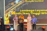 LLDIKTI Wilayah X kembali raih Predikat Badan Publik Informatif pada Anugerah Keterbukaan Informasi Publik Sumatera Barat 2025