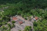 Foto udara kondisi permukiman warga yang terdampak banjir lahar hujan Gunung Semeru di Dusun Sumberlangsep, Desa Jugosari, Kecamatan Candipuro, Lumajang, Jawa Timur, Senin (8/12/2025). Sedikitnya 15 rumah warga dan satu masjid tertimbun material banjir lahar hujan yang terjadi pada Sabtu (6/12) dengan ketebalan material mencapai hingga empat meter. ANTARA Jatim/Irfan Sumanjaya/mas.