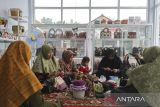 Capaian transaksi penjajakan bisnis UMKM. Perajin menyelesaikan pembuatan tas rajut di rumah industri RKJ Craft, Kragilan, Kabupaten Serang, Banten, Jumat (5/12/2025). Kementerian Perdagangan mencatat transaksi kegiatan penjajakan bisnis (business matching) program usaha mikro, kecil, dan menengah (UMKM) Bisa Ekspor mencapai 134,40 juta dolar AS atau setara Rp2,23 triliun untuk periode Januari-November 2025, yang menunjukkan peningkatan aktivitas dan efektivitas dari program tersebut dalam membuka akses pasar internasional bagi UMKM. ANTARA FOTO/Angga Budhiyanto/gp
