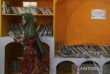 Seorang anak memilih buku untuk dibaca di Gedung Dinas Perpustakaan dan Kearsipan Provinsi Banten, Kota Serang, Banten, Sabtu (6/12/2025). Badan Pusat Statistik (BPS) Provinsi Banten mencatat Indeks Pembangunan Manusia (IPM) Banten tahun 2025 mencapai 77,25, meningkat 0,90 poin atau 1,18 persen dibandingkan tahun sebelumnya sebesar 76,35 yang didorong oleh peningkatan seluruh dimensi pembentuk yakni umur panjang dan hidup sehat, pengetahuan, serta standar hidup layak. ANTARA FOTO/Angga Budhiyanto/gp