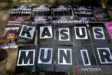 Aktivis menata poster saat Aksi 21 Tahun Kasus Munir di depan kantor Komnas HAM, Jakarta, Senin (8/12/2025). Mereka mendesak Komnas HAM untuk segera menuntaskan kasus Munir dan menetapkannya sebagai kasus pelanggaran berat HAM. ANTARA FOTO/Putra M. Akbar/gp