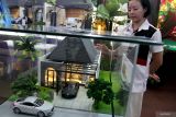 Pramuniaga menunjukkan maket rumah dalam pameran properti akhir tahun di Hall Malang Olympic Garden, Jawa Timur, Senin (8/12). Pameran yang berlangsung hingga Minggu (14/12) ini digelar untuk mendongkrak penjualan properti di akhir tahun 2025  menyusul kondisi penjualan rumah baru yang berdasarkan Survei Harga Properti Residensial Bank Indonesia hingga Triwulan III 2025 dilaporkan masih terkontraksi secara tahunan, meskipun harga properti (IHPR) tetap tumbuh 1,74 persen secara tahunan. ANTARA Jatim/Ari Bowo Sucipto/mas.