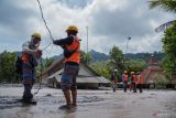 Petugas PLN membenahi jaringan listrik yang terdampak banjir lahar hujan Gunung Semeru di Dusun Sumberlangsep, Desa Jugosari, Kecamatan Candipuro, Lumajang, Jawa Timur, Senin (8/12/2025). Pemerintah Kabupaten Lumajang mengerahkan petugas gabungan untuk mempercepat penanganan banjir lahar Gunung Semeru yang mengisolasi 138 KK atau 512 jiwa di wilayah tersebut. ANTARA Jatim/Irfan Sumanjaya/mas.