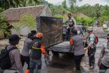 Polisi membantu warga mengevakuasi barang dari rumah yang terdampak lahar hujan gunung Semeru di Dusun Sumberlangsep, Desa Jugosari, Kecamatan Candipuro, Lumajang, Jawa Timur, Senin (8/12/2025). Pemerintah Kabupaten Lumajang mengerahkan petugas gabungan untuk mempercepat penanganan banjir lahar Gunung Semeru yang mengisolasi 138 KK atau 512 jiwa di wilayah tersebut. ANTARA Jatim/Irfan Sumanjaya/mas.