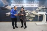 Wakil Ketua Komisi VII DPR Evita Nursanty (kanan) menerima cendera mata dari Direktur Utama PT PAL Indonesia (Persero) Kaharuddin Djenod (kiri) saat kunjungan kerja spesifik ke PT PAL Indonesia di Surabaya, Jawa Timur, Senin (8/12/2025). Kunjungan tersebut guna mencari masukan bagi Panitia Kerja Daya Saing Industri di Komisi VII DPR sebagai upaya untuk mempercepat penguatan industri pertahanan khususnya di bidang maritim. ANTARA Jatim/Moch Asim.