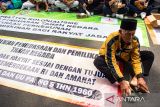 Petani yang tergabung dalam Gerakan Reforma Agraria dan Lingkungan Hidup Jawa Barat duduk saat melakukan aksi unjuk rasa di depan Gedung DPRD Provinsi Jawa Barat, Bandung, Jawa Barat, Selasa (9/12/2025). Aksi tersebut menuntut adanya evaluasi terhadap kebijakan konsesi lahan tanah dan mendesak untuk dibentuknya pansus pertanahan, reforma agraria sekaligus penyelesaian sengketa agraria yang berpihak pada rakyat. ANTARA FOTO/Novrian Arbi/agr