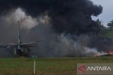 Sebuah pesawat mengalami kecelakaan pada simulasi penanganan keadaan darurat di Bandara Depati Amir, Kota Pangkalpinang, Provinsi Bangka Belitung, Selasa (9/12/2025). Simulasi penanggulangan kecelakaan pesawat dan keadaan darurat bandar udara yang diselenggarakan PT Angkasa Pura Indonesia Bandara Depati Amir tersebut melibatkan tim Angkasa Pura, Airline, Airnav, Damkar Basarnas, BPBD, Tagana, Dinkes, hingga TNI-Polri untuk menguji komunikasi, koordinasi, dan komando dalam menghadapi keadaan darurat di wilayah Bandara Depati Amir. (ANTARA FOTO/Chandrika Purnama Dewi)