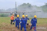 Tim penyelamat melakukan evakuasi korban kecelakaan pesawat pada simulasi penanganan keadaan darurat di Bandara Depati Amir, Kota Pangkalpinang, Provinsi Bangka Belitung, Selasa (9/12/2025). Simulasi penanggulangan kecelakaan pesawat dan keadaan darurat bandar udara yang diselenggarakan PT Angkasa Pura Indonesia Bandara Depati Amir tersebut melibatkan tim Angkasa Pura, Airline, Airnav, Damkar Basarnas, BPBD, Tagana, Dinkes, hingga TNI-Polri untuk menguji komunikasi, koordinasi, dan komando dalam menghadapi keadaan darurat di wilayah Bandara Depati Amir. (ANTARA FOTO/Chandrika Purnama Dewi)