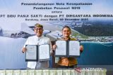 Direktur Utama PT Bandara Internasional Bali Utara (BIBU) Panji Sakti, Erwanto Sad Adiatmoko Hariwibowo (kiri) bersama Direktur Niaga Teknologi dan Pengembangan PT Dirgantara Indonesia (PTDI), M. Arif Faisal (kanan) menunjukan nota kesepahaman yang telah di tandatangani di Hanggar Aircraft Services PTDI, Bandung, Jawa Barat, Selasa (9/12/2025). PTDI bersama PT BIBU Panji Sakti melakukan kerja sama pengadaan tiga unit pesawat N219 untuk keperluan distribusi komoditas laut bernilai tinggi di wilayah Bali Utara yang ditargetkan akan rampung pada 2029. ANTARA FOTO/Raisan Al Farisi/agr