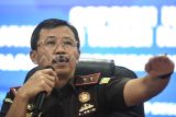 Kepala Kejaksaan Tinggi Kalimantan Timur Supardi menyampaikan materi saat konferensi pers terkait Capaian Kinerja Kejaksaan Tinggi Kalimantan Timur di kantor Kejati Kaltim, Samarinda, Selasa (9/12/2025). Kejati Kaltim mencatat penanganan perkara dari bidang Tindak Pidana Khusus (Pidsus) hingga Tindak Pidana Umum (Pidum) pada 2025 telah menangani 52 penyelidikan, 40 penyidikan, dan 48 perkara penuntutan yang berasal dari kejaksaan. Selain itu, terdapat 30 perkara dari Polri, lima perkara dari pajak, dan satu perkara dari Ditjen cukai dengan menyelamatkan total uang negara senilai Rp19,7 miliar. Antara Kaltim/M Risyal Hidayat