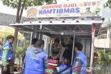 Polwan Polres Ciamis melayani anggota komunitas ojek online saat peresmian Warung Kamtibmas di Makopolres Ciamis, Jawa Barat, Selasa (9/12/2025). Polres Ciamis menghadirkan dua warung kamtibmas di pusat kota sebagai pusat layanan keamanan, tempat warga melapor gangguan ketertiban dalam menyelesaikan masalah ringan secara musyawarah serta ruang interaksi Bhabinkamtibmas dengan masyarakat. ANTARA FOTO/Adeng Bustomi/agr