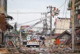 Petugas PLN memperbaiki jaringan listrik yang mengalami kerusakan akibat terdampak banjir bandang di Kuala Simpang, Kabupaten Aceh Tamiang, Aceh, Senin (8/12/2025). Meski pemerintah sebelumnya menjanjikan listrik di wilayah Aceh 100 persen kembali menyala pada Senin (8/12), namun sejumlah wilayah di Aceh Tamiang masih mengalami mati listrik dan sebagian hidup pada waktu tertentu atau mengalami pemadaman bergiliran. ANTARA FOTO/Erlangga Bregas Prakoso/app/nym.