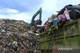 Pekerja mengoperasikan ekskavator mengangkut sampah di TPSA Cilowong, Kota Serang, Banten, Selasa (9/12/2025). Pemerintah berencana membangun Pengolahan Sampah menjadi Energi Listrik (PSEL) yang berlokasi di TPSA Cilowong, Kota Serang pada tahun 2026 dengan nilai investasi mencapai Rp5,7 triliun yang dibiayai pemerintah pusat melalui Danantara. ANTARA FOTO/Muhammad Bagus Khoirunas/gp