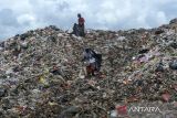 Sejumlah pemulung memungut sampah di TPSA Cilowong, Kota Serang, Banten, Selasa (9/12/2025). Pemerintah berencana membangun Pengolahan Sampah menjadi Energi Listrik (PSEL) yang berlokasi di TPSA Cilowong, Kota Serang pada tahun 2026 dengan nilai investasi mencapai Rp5,7 triliun yang dibiayai pemerintah pusat melalui Danantara. ANTARA FOTO/Muhammad Bagus Khoirunas/gp