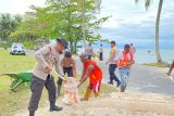 Polres Lingga dan warga gotong royong bangun tanggul cegah abrasi