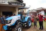 Dorong produktivitas petani, Wabup Lampung Timur serahkan bantuan alsintan