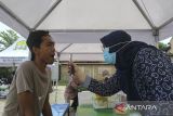 Petugas kesehatan memeriksa kondisi gigi warga saat Cek Kesehatan Gratis (CKG) di Kantor Kecamatan Kasemen, Kota Serang, Banten, Kamis (11/12/2025). Kementerian Kesehatan menyebut sudah ada sebanyak 63 juta orang yang mendaftar untuk Cek Kesehatan Gratis (CKG) di mana 60 juta orang diantaranya sudah diperiksa, dan pihaknya akan memperluas program tersebut ke kementerian, perusahaan, serta lokasi aktivitas masyarakat agar peserta bisa mendapatkan layanan tanpa meninggalkan pekerjaan. ANTARA FOTO/Angga Budhiyanto/gp