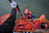 Petugas melakukan proses evakuasi korban dengan menggunakan boneka peraga saat simulasi penanggulangan bencana di Situ Cipondoh, Kota Tangerang, Banten, Rabu (10/12/2025). Kegiatan simulasi yang diikuti petugas gabungan dari BPBD, Damkar, Tagana, PMI dan unsur relawan lainnya guna melatih kemampuan petugas penyelamat dalam menghadapi potensi bencana hidrometeorologi. ANTARA FOTO/Putra M. Akbar/gp