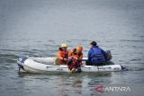 Petugas mengevakuasi warga menggunakan perahu karet saat simulasi penanggulangan bencana di Situ Cipondoh, Kota Tangerang, Banten, Rabu (10/12/2025). Kegiatan simulasi yang diikuti petugas gabungan dari BPBD, Damkar, Tagana, PMI dan unsur relawan lainnya guna melatih kemampuan petugas penyelamat dalam menghadapi potensi bencana hidrometeorologi. ANTARA FOTO/Putra M. Akbar