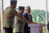 Menteri Koordinator Bidang Pemberdayaan Masyarakat Muhaimin Iskandar (tengah) Bupati Sidoarjo Subandi (kiri) Pengasuh Pondok Pesantren Al Khoziny Sidoarjo KH R. Abdus Salam Mujib (kanan) memencet tombol saat groundbreaking pembangunan Pondok Pesantren Al Khoziny di Kawasan Siwalan Panji, Buduran, Sidoarjo, Jawa Timur, Kamis (11/12/2025). Pondok Pesantren Al Khoziny dibangun ulang menggunakan APBN senilai Rp125 miliar lebih dengan masa pengerjaan 210 hari di atas lahan seluas 4.100 meter persegi berbentuk memanjang dengan pengerjaan langsung ditangani pekerja dan kontraktor dari Kementerian PU dan Perumahan Rakyat. Antara Jatim/Umarul Faruq