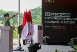 Menteri Koordinator Bidang Pemberdayaan Masyarakat Muhaimin Iskandar memberi sambutan saat groundbreaking pembangunan Pondok Pesantren Al Khoziny di kawasan Siwalan Panji, Buduran, Sidoarjo, Jawa Timur, Kamis (11/12/2025). Pondok Pesantren Al Khoziny dibangun ulang menggunakan APBN senilai Rp125 miliar lebih dengan masa pengerjaan 210 hari di atas lahan seluas 4.100 meter persegi berbentuk memanjang dengan pengerjaan langsung ditangani pekerja dan kontraktor dari Kementerian PU dan Perumahan Rakyat. Antara Jatim/Umarul Faruq