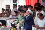 Menteri Koordinator Bidang Pemberdayaan Masyarakat Muhaimin Iskandar (ketiga kanan) berbincang dengan Pengasuh Pondok Pesantren Al Khoziny Sidoarjo KH R. Abdus Salam Mujib (kedua kanan) saat groundbreaking pembangunan Pondok Pesantren Al Khoziny di kawasan Siwalan Panji, Buduran, Sidoarjo, Jawa Timur, Kamis (11/12/2025). Pondok Pesantren Al Khoziny dibangun ulang menggunakan APBN senilai Rp125 miliar lebih dengan masa pengerjaan 210 hari di atas lahan seluas 4.100 meter persegi berbentuk memanjang dengan pengerjaan langsung ditangani pekerja dan kontraktor dari Kementerian PU dan Perumahan Rakyat. Antara Jatim/Umarul Faruq