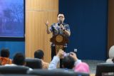 Deputi Bidang Koordinasi Pemberdayaan Ekonomi Masyarakat dan Pelindungan Pekerja Migran Kemenko Pemberdayaan Masyarakat (PM) Leontinus Alpha Edison menyampaikan sambutan saat membuka forum konsultasi publik transformasi pemasaran usaha masyarakat di Universitas Airlangga (Unair), Surabaya, Jawa Timur, Kamis (11/12/2025). ​Forum tersebut dirancang untuk menyerap aspirasi dan masukan dari lintas elemen pentahelix (pemerintah, akademisi, dunia usaha, masyarakat, dan media) guna merumuskan kebijakan pemasaran usaha masyarakat yang mampu mengatasi problem struktural dan kultural UMKM secara mendasar. ANTARA Jatim/Moch Asim.