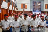 Mantan anggota NII mengikuti prosesi pencabutan baiat dan deklarasi NKRI di Gedung Ki Hajar Dewantara Dinas Pendidikan Provinsi Jawa Barat di Bandung, Jawa Barat, Kamis (11/12/2025). Sebanyak 266 orang mantan pengikut NII dari tujuh Faksi di Wilayah Jawa Barat mencabut baiat dan mendeklarasikan ke pangkuan NKRI serta mengembalikan pemahaman terhadap nilai-nilai pancasila, UUD 1945. ANTARA FOTO/Raisan Al Farisi/agr