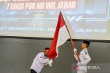 Perwakilan Mantan anggota NII mencium bendera merah putih saat mengikuti prosesi pencabutan baiat dan deklarasi NKRI di Gedung Ki Hajar Dewantara Dinas Pendidikan Provinsi Jawa Barat di Bandung, Jawa Barat, Kamis (11/12/2025). Sebanyak 266 orang mantan pengikut NII dari tujuh Faksi di Wilayah Jawa Barat mencabut baiat dan mendeklarasikan ke pangkuan NKRI serta mengembalikan pemahaman terhadap nilai-nilai pancasila, UUD 1945. ANTARA FOTO/Raisan Al Farisi/agr
