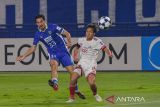 Pesepak bola Persib Bandung Thom Haye (kiri) menendang bola saat diadang pesepak bola Bangkok United Kyoga Nakamura (kanan) pada pertandingan lanjutan Fase Grup G AFC Champions League (ACL) Two di Stadion Gelora Bandung Lautan Api (GBLA), Bandung, Jawa Barat, Rabu (10/12/2025). Persib berhasil lolos ke babak 16 besar AFC Champions League (ACL) Two sebagai juara grup dengan poin 13 usai mengalahkan Bangkok United dengan skor 1-0. ANTARA FOTO/Novrian Arbi/agr