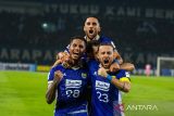 Pesepak bola Persib Bandung Luciano Guaycochea (atas) bersama Ramon Tangue (kiri) dan Marc Klok (kanan) berselebrasi usai mengaahkan Bangkok United pada pertandingan lanjutan Fase Grup G AFC Champions League (ACL) Two di Stadion Gelora Bandung Lautan Api (GBLA), Bandung, Jawa Barat, Rabu (10/12/2025). Persib berhasil lolos ke babak 16 besar AFC Champions League (ACL) Two sebagai juara grup dengan poin 13 usai mengalahkan Bangkok United dengan skor 1-0. ANTARA FOTO/Novrian Arbi/agr