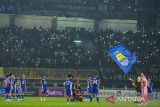 Tim Persib Bandung merayakan kemenangan usai pertandingan melawan Bangkok United pada pertandingan lanjutan Fase Grup G AFC Champions League (ACL) Two di Stadion Gelora Bandung Lautan Api (GBLA), Bandung, Jawa Barat, Rabu (10/12/2025). Persib berhasil lolos ke babak 16 besar AFC Champions League (ACL) Two sebagai juara grup dengan poin 13 usai mengalahkan Bangkok United dengan skor 1-0. ANTARA FOTO/Novrian Arbi/agr