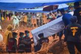 Pemakaman massal korban banjir bandang Sumatera Barat