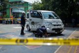 Petugas Dinas Perhubungan memeriksa mobil pengangkut Makan Bergizi Gratis (MBG) yang menabrak siswa dan guru di SDN Kalibaru 01 Pagi, Cilincing, Jakarta, Kamis (11/12/2025). Kejadian tersebut mengakibatkan sebanyak 21 orang yang merupakan siswa dan guru sekolah tersebut mengalami luka-luka hingga harus dilarikan ke RSUD Cilincing dan Koja untuk mendapatkan perawatan. ANTARA FOTO/Putra M. Akbar/nz