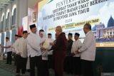 Menteri Agraria dan Tata Ruang/Kepala Badan Pertanahan Nasional (ATR/BPN) Nusron Wahid (ketiga kiri) menyerahkan sertipikat tanah wakaf rumah ibadah kepada perwakilan pengurus umat Buddha disaksikan Gubernur Jawa Timur Khofifah Indar Parawansa (ketiga kanan) dan Kepala Kantor Wilayah Badan Pertanahan Nasional (BPN) Jawa Timur Asep Heri (kedua kiri) di Masjid Al Akbar Surabaya, Jawa Timur, Sabtu (13/12/2025) . Kementerian ATR/BPN menyerahkan sekitar 2532 sertipikat meliputi 2484 sertipikat tanah wakaf, 24 sertipikat rumah ibadah gereja, 18 sertipikat pura, dan tiga sertipikat vihara. Antara Jatim/Umarul Faruq