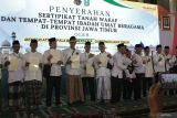 Sejumlah perwakilan pengurus masjid menunjukkan sertipikat tanah wakaf  saat penyerahan oleh Mentari Agraria dan Tata Ruang/Kepala Badan Pertanahan Nasional (ATR/BPN)  di Masjid Al Akbar Surabaya, Jawa Timur, Sabtu (13/12/2025). Kementerian ATR/BPN menyerahkan sekitar 2532 sertipikat meliputi 2484 sertipikat tanah wakaf, 24 sertipikat rumah ibadah gereja, 18 sertipikat pura, dan tiga sertipikat vihara. Antara Jatim/Umarul Faruq