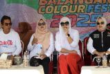 Legislator Balangan Sri Huriyati (kedua kanan) saat menghadiri kegiatan Balangan Colour Fest 2025 di Komplek Perkantoran Tugu Maritam, Sabtu (13/12/2025). ANTARA/HO-Publikasi DPRD Balangan