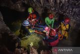 Pegiat susur gua yang tergabung dalam Tasikmalaya Caving Community (TCC) dan Caves Society mengevakuasi korban kecelakaan gua menggunakan sistem hauling saat simulasi Cave Rescue di Gua Walet, Desa Mekarjaya, Kabupaten Tasikmalaya, Jawa Barat, Minggu (14/12/2025). Simulasi tersebut dalam rangka meningkatkan kemampuan dan kesiapsiagaan pegiat gua dalam penanganan kecelakaan di medan ekstrem sebagai antisipasi bencana alam. ANTARA FOTO/Adeng Bustomi/agr
