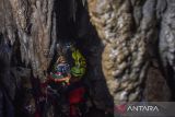 Pegiat susur gua yang tergabung dalam Tasikmalaya Caving Community (TCC) dan Caves Society mengevakuasi korban kecelakaan gua menggunakan sistem hauling saat simulasi Cave Rescue di Gua Walet, Desa Mekarjaya, Kabupaten Tasikmalaya, Jawa Barat, Minggu (14/12/2025). Simulasi tersebut dalam rangka meningkatkan kemampuan dan kesiapsiagaan pegiat gua dalam penanganan kecelakaan di medan ekstrem sebagai antisipasi bencana alam. ANTARA FOTO/Adeng Bustomi/agr