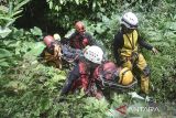 Pegiat susur gua yang tergabung dalam Tasikmalaya Caving Community (TCC) dan Caves Society mengevakuasi korban kecelakaan gua menggunakan sistem hauling saat simulasi Cave Rescue di Gua Walet, Desa Mekarjaya, Kabupaten Tasikmalaya, Jawa Barat, Minggu (14/12/2025). Simulasi tersebut dalam rangka meningkatkan kemampuan dan kesiapsiagaan pegiat gua dalam penanganan kecelakaan di medan ekstrem sebagai antisipasi bencana alam. ANTARA FOTO/Adeng Bustomi/agr