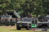 Kepala Staf Angkatan Darat (Kasad) Jenderal TNI Maruli Simanjuntak (kanan) memeriksa kesiapan pasukan saat upacara peringatan Hari Juang TNI AD di Lapangan Manunggal Brigif 15/Kujang II, Kota Cimahi, Jawa Barat, Senin (15/12/2025). Peringatan Hari Juang dengan tema TNI AD manunggal dengan rakyat untuk Indonesia bersatu, berdaulat, sejahtera dan maju tersebut digelar dengan beberapa rangkaian kegiatan yakni pembagian bingkisan sembako, pameran alutsista dan atraksi militer. ANTARA FOTO/Abdan Syakura/agr