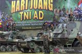Prajurit TNI Angkatan Darat mengikuti upacara peringatan Hari Juang TNI AD di Lapangan Manunggal Brigif 15/Kujang II, Kota Cimahi, Jawa Barat, Senin (15/12/2025). Peringatan Hari Juang dengan tema TNI AD manunggal dengan rakyat untuk Indonesia bersatu, berdaulat, sejahtera dan maju tersebut digelar dengan beberapa rangkaian kegiatan yakni pembagian bingkisan sembako, pameran alutsista dan atraksi militer. ANTARA FOTO/Abdan Syakura/agr