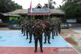 Sejumlah personel Satgas Pamtas RI-Malaysia Yonarhanud 1/PBC/1 Kostrad dan personel Tentera Darat Malaysia (TDM) berbaris di depan Mako Pos Kotis Gabma, Entikong, Kabupaten Sanggau, Kalimantan Barat, Selasa (25/11/2025). Sebanyak 350 personel Satgas Pamtas RI–Malaysia Yonarhanud 1/PBC/1 Kostrad ditugaskan menjaga sektor barat perbatasan Kalimantan Barat sepanjang 359,45 kilometer. Mereka mengemban misi sejak Juni 2025 hingga Juni 2026 dengan cakupan pengamanan mulai dari Pos Temajuk di Kecamatan Paloh, Kabupaten Sambas, hingga Pos Guna Banir di Kecamatan Sekayam, Kabupaten Sanggau, yang mencakup total 27 pos. ANTARA FOTO/Jessica Wuysang
