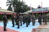 Sejumlah personel Satgas Pamtas RI-Malaysia Yonarhanud 1/PBC/1 Kostrad dan personel Tentera Darat Malaysia (TDM) mengikuti apel pagi sebelum melaksanakan patroli perbatasan, di Mako Pos Kotis Gabma, Entikong, Kabupaten Sanggau, Kalimantan Barat, Selasa (25/11/2025). Sebanyak 350 personel Satgas Pamtas RI–Malaysia Yonarhanud 1/PBC/1 Kostrad ditugaskan mengamankan sektor barat perbatasan Kalimantan Barat sepanjang 359,45 kilometer dengan cakupan 27 pos, mulai dari Pos Temajuk di Kecamatan Paloh, Kabupaten Sambas, hingga Pos Guna Banir di Kecamatan Sekayam, Kabupaten Sanggau, selama periode penugasan Juni 2025 hingga Juni 2026. ANTARA FOTO/Jessica Wuysang