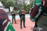 Pasiops Satgas Pamtas RI-Malaysia Yonarhanud 1/PBC/1 Kostrad Kapten Arh Rino (kanan) memberikan pengarahan kepada prajurit saat apel pagi sebelum melaksanakan patroli perbatasan, di Mako Pos Kotis Gabma, Entikong, Kabupaten Sanggau, Kalimantan Barat, Selasa (25/11/2025). Sebanyak 350 personel Satgas Pamtas RI–Malaysia Yonarhanud 1/PBC/1 Kostrad ditugaskan mengamankan sektor barat perbatasan Kalimantan Barat sepanjang 359,45 kilometer dengan cakupan 27 pos, mulai dari Pos Temajuk di Kecamatan Paloh, Kabupaten Sambas, hingga Pos Guna Banir di Kecamatan Sekayam, Kabupaten Sanggau, selama periode penugasan Juni 2025 hingga Juni 2026. ANTARA FOTO/Jessica Wuysang