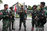 Dankima Satgas Pamtas RI-Malaysia Yonarhanud 1/PBC/1 Kostrad Letda Arh Rofiq (tengah) memberikan pengarahan kepada prajurit sebelum melaksanakan patroli di PLBN Entikong, Kabupaten Sanggau, Kalimantan Barat, Selasa (25/11/2025). Sebanyak 350 personel Satgas Pamtas RI–Malaysia Yonarhanud 1/PBC/1 Kostrad ditugaskan mengamankan sektor barat perbatasan Kalimantan Barat sepanjang 359,45 kilometer dengan cakupan 27 pos, mulai dari Pos Temajuk di Kecamatan Paloh, Kabupaten Sambas, hingga Pos Guna Banir di Kecamatan Sekayam, Kabupaten Sanggau, selama periode penugasan Juni 2025 hingga Juni 2026. ANTARA FOTO/Jessica Wuysang